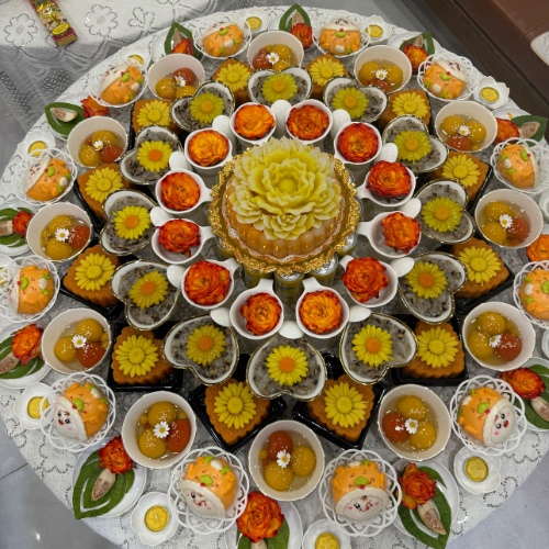 Mâm cúng đầy tháng bé gái màu cam